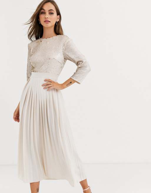 Vestido semilargo y plisado con detalle de lentejuelas en color crema y dorado de Little Mistress