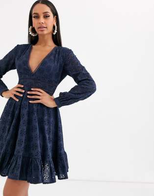 Vestido skater azul marino con bajo con volante y bordados de Koco & K