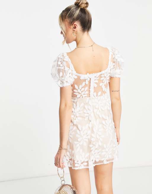 Vestido skater blanco con mangas abullonadas y diseño de hojas de encaje de Love Triangle, 2 de 4