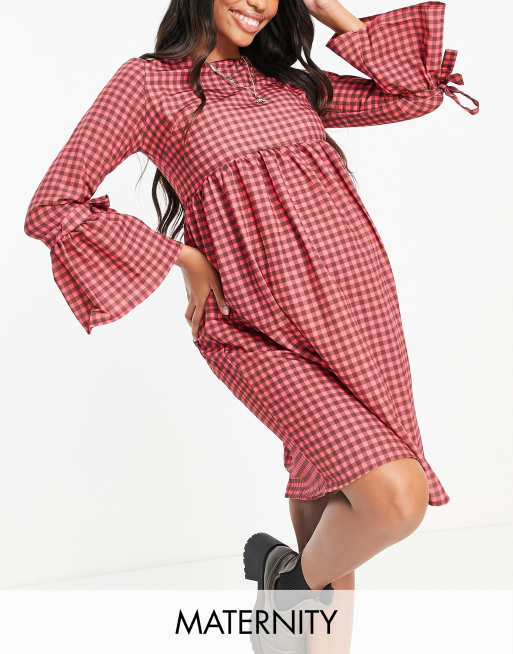 Vestido skater color topo con vuelo, detalle de mangas acampanadas y estampado a cuadros exclusivo de Queen Bee
