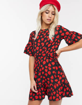 Vestido skater con bajo con vuelo y estampado de corazones abstracto de Influence