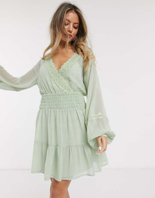 Vestido skater corto con cintura fruncida y aplicación de encaje en verde salvia de ASOS DESIGN