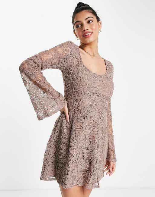 Vestido skater corto marrón grisáceo de estilo años 70 con espalda y cuello anchos de encaje de Love Triangle