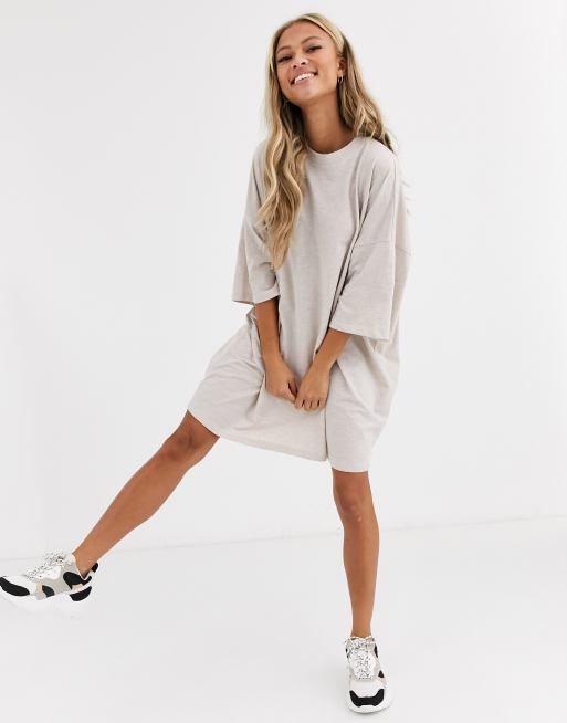 Vestido tipo camiseta extragrande en color avena de ASOS DESIGN