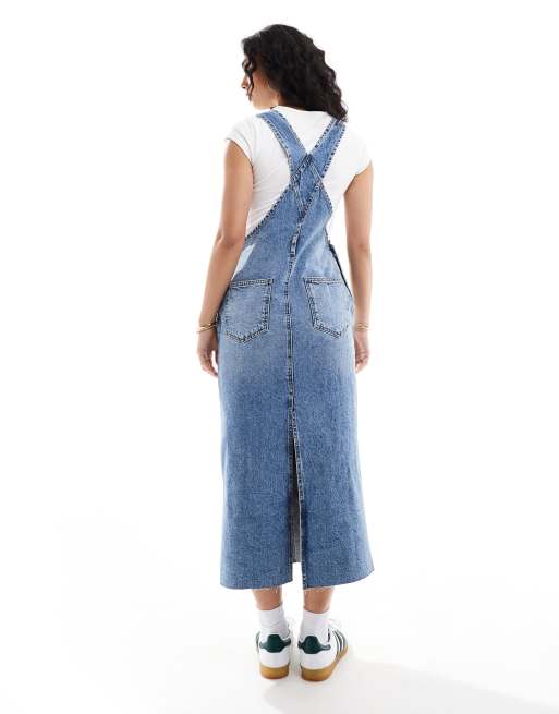 Vestido tipo peto en denim con lavado medio azul de ASOS DESIGN, 4 de 4