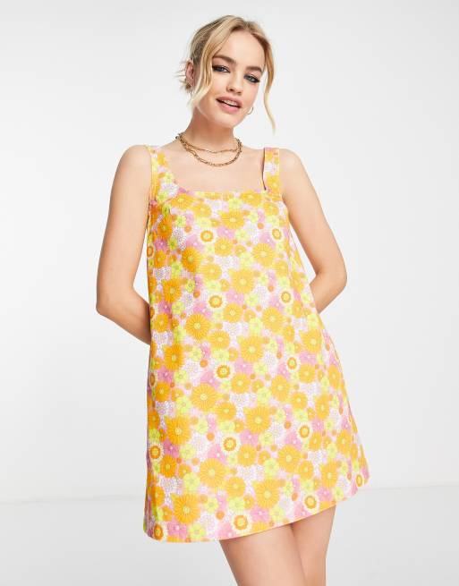 Vestido vaquero acampanado tipo pichi con estampado floral estilo años 60 de ASOS DESIGN