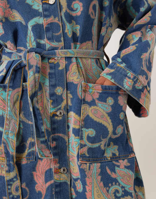 Vestido vaquero azul estilo chaqueta con cinturón y estampado de cachemir de Never Fully Dressed, 3 de 4