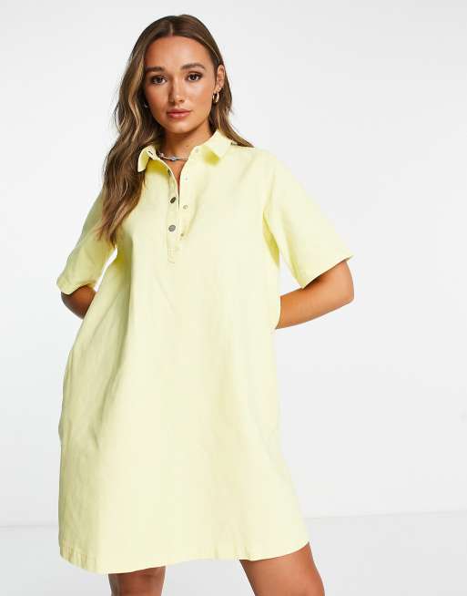 Vestido vaquero corto amarillo con cuello tipo polo de Vero Moda