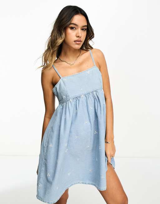 Vestido vaquero corto azul de tirantes con lavado claro y bordado floral de tejido suave de ASOS DESIGN