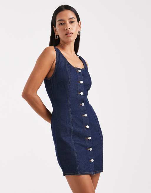 Vestido vaquero corto azul lavado con botones de Miss Selfridge, 2 de 4