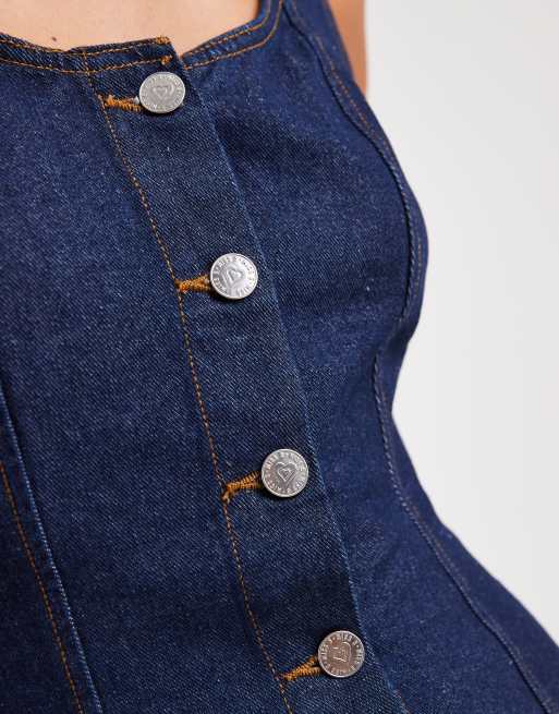 Vestido vaquero corto azul lavado con botones de Miss Selfridge, 4 de 4