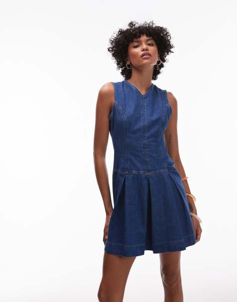 Vestido vaquero corto azul medio con cuello de pico y falda de tablas de Topshop - view 1