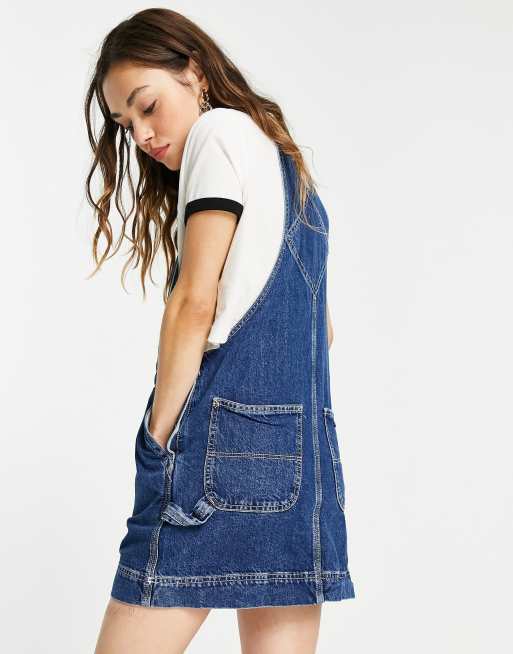 Vestido vaquero corto azul medio estilo carpintero de Topshop, 2 de 4