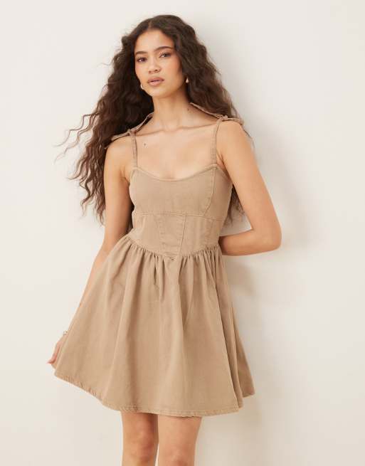 Vestido vaquero corto beis de estilo bailarina de denim suave de ASOS DESIGN, 2 de 4
