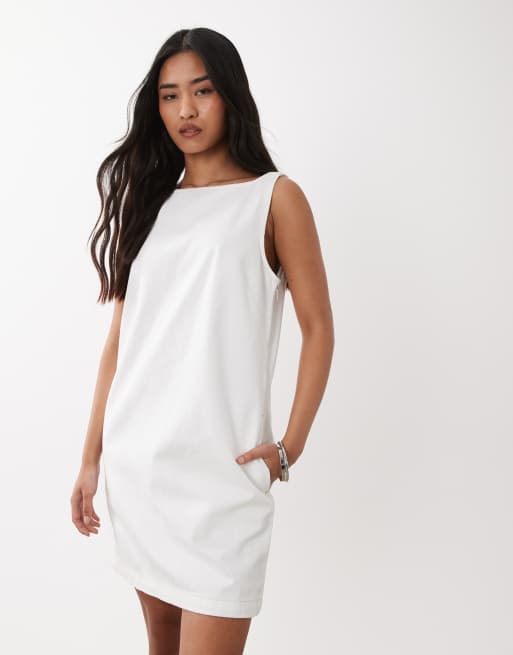 Vestido vaquero corto blanco de corte recto con cuello de pico de Calvin Klein Jeans, 2 de 4