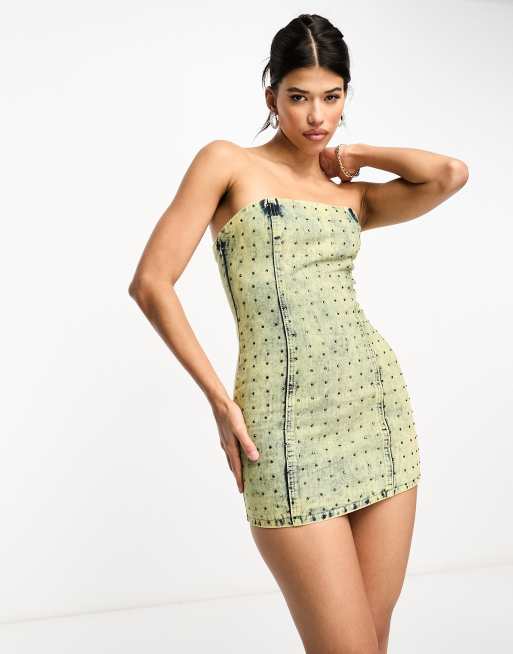 Vestido vaquero corto caqui con escote palabra de honor y detalles de strass de KYO The Brand