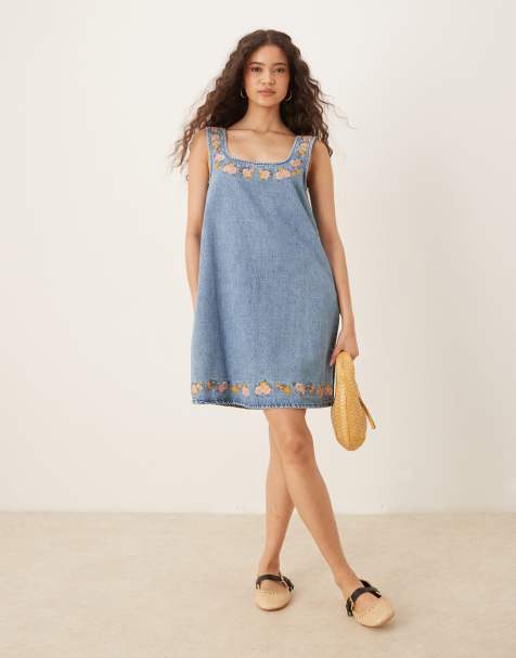 Vestido vaquero corto con lavado azul medio, cuello cuadrado y detalles bordados de ASOS DESIGN - view 1