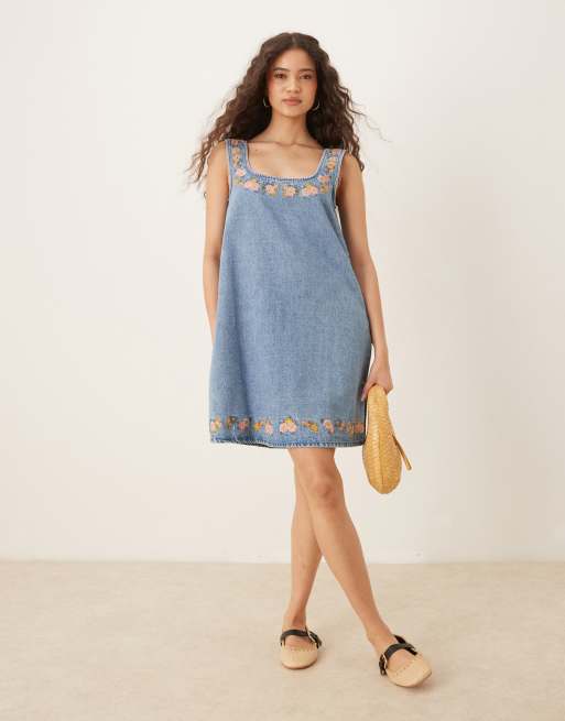Vestido vaquero corto con lavado azul medio, cuello cuadrado y detalles bordados de ASOS DESIGN