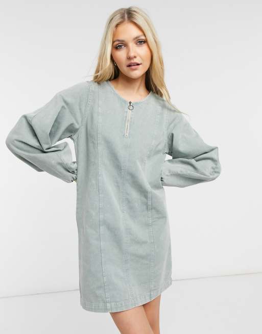 Vestido vaquero corto con lavado gris ácido y cremallera delantera de Noisy May