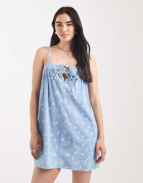 Vestido vaquero corto de tirantes con estampado de florecitas y lazada delantera de denim suave de ASOS DESIGN - view 1