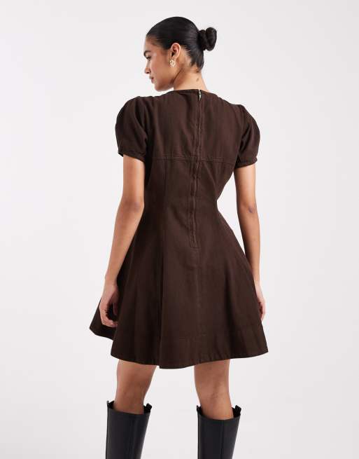 Vestido vaquero corto marrón chocolate con costuras de ASOS DESIGN, 3 de 4