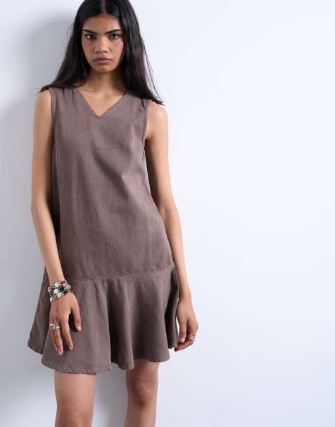 Vestido vaquero corto marrón con cuello de pico y sobrefalda de Topshop - view 1
