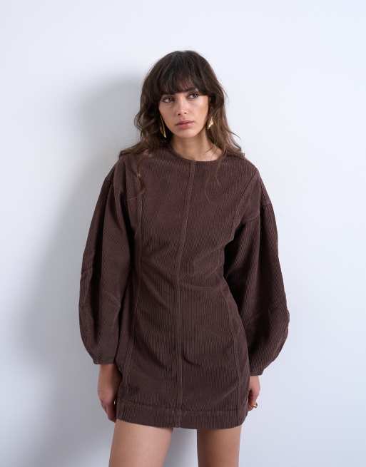 Vestido vaquero corto marrón nutria con mangas ovoides de pana de Topshop