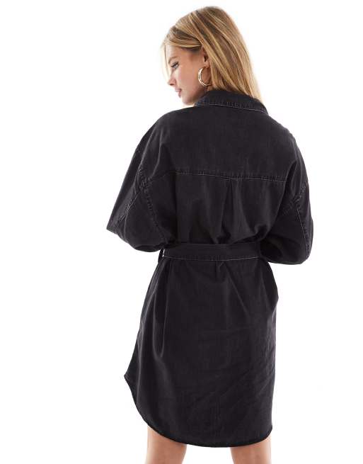 Vestido vaquero corto negro lavado estilo camisa con cinturón de ASOS DESIGN, 2 de 4
