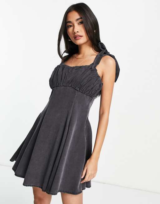 Vestido vaquero corto suave y fruncido con lavado negro de ASOS DESIGN
