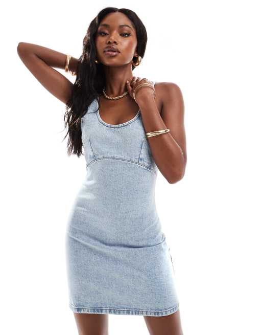 Vestido vaquero entallado estilo pichi con lavado descolorido de ASOS DESIGN
