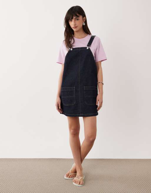 Vestido vaquero estilo pichi con detalle de hebilla de Miss Selfridge, 2 de 4