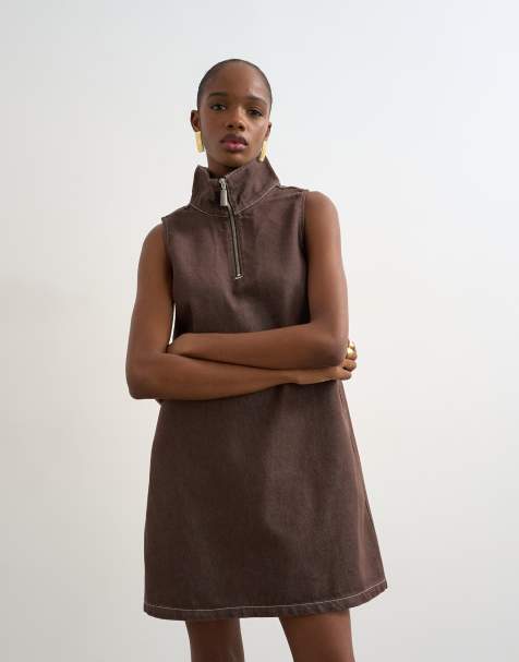 Vestido vaquero marrón chocolate enjuagado estilo pichi con cuello alzado de Topshop - view 1