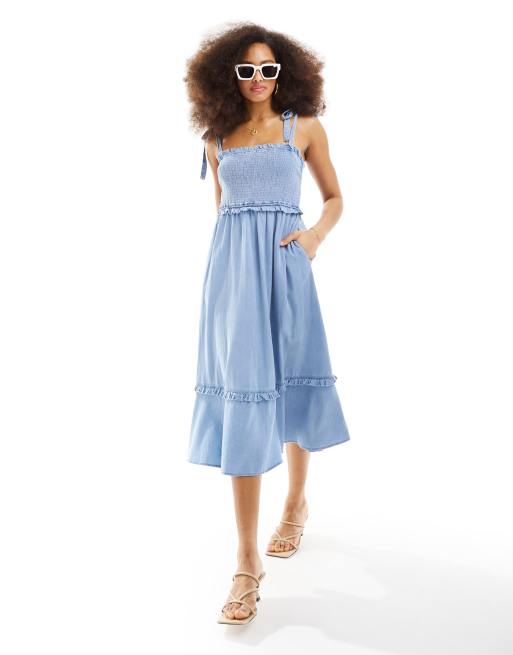 Vestido vaquero midi azul con pecho fruncido y tirantes anudados de cambray de YAS