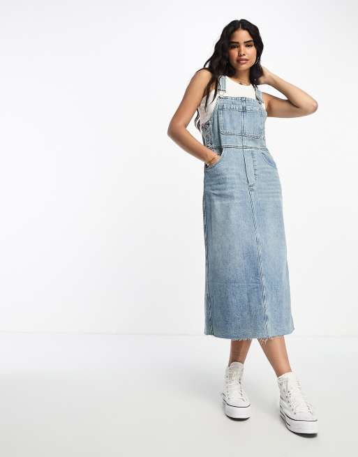 Vestido vaquero midi azul medio estilo peto de Urban Revivo