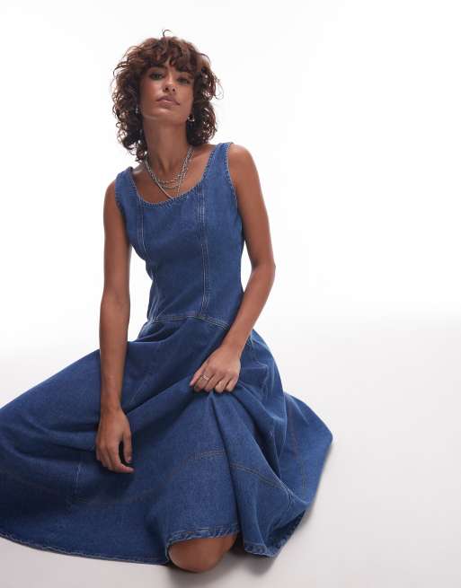 Vestido vaquero midi descolorido de tirantes y corte circular con cintura baja de Topshop