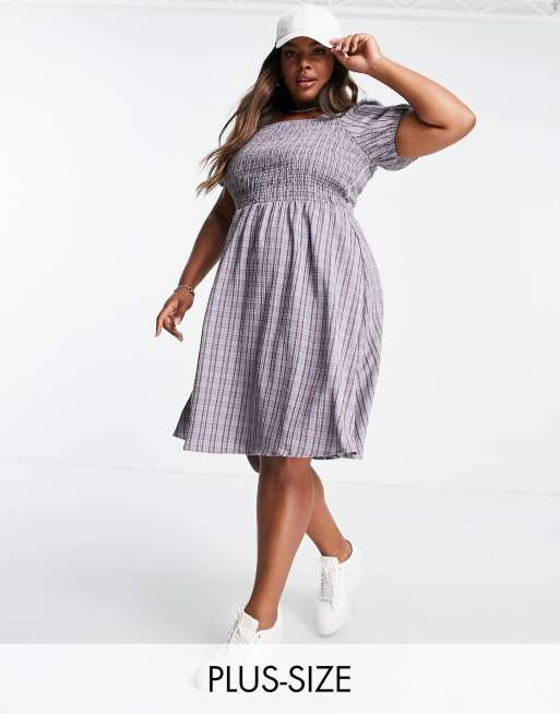 Vestido veraniego a cuadros con cuerpo fruncido de Urban Threads Plus