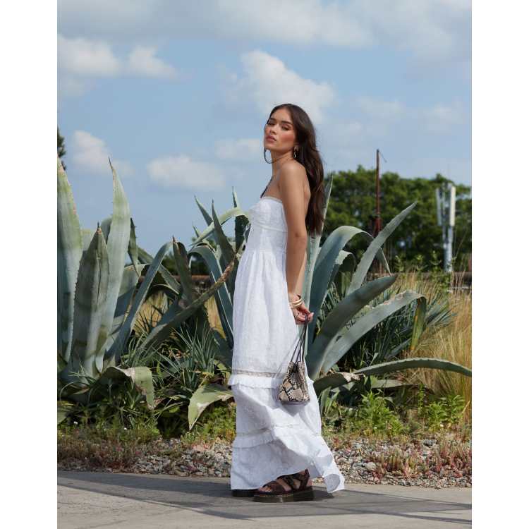 Vestido veraniego blanco con escote palabra de honor, detalle