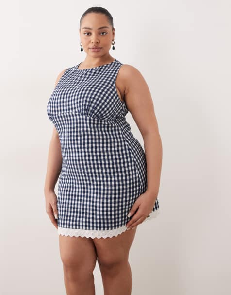 Vestido veraniego corto a cuadros vichy azul marino con cuello barco, pecho moldeado y bajo de bordado inglés de ASOS DESIGN Curve - view 1