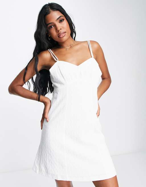 Vestido veraniego corto blanco de tirantes de Urban Revivo