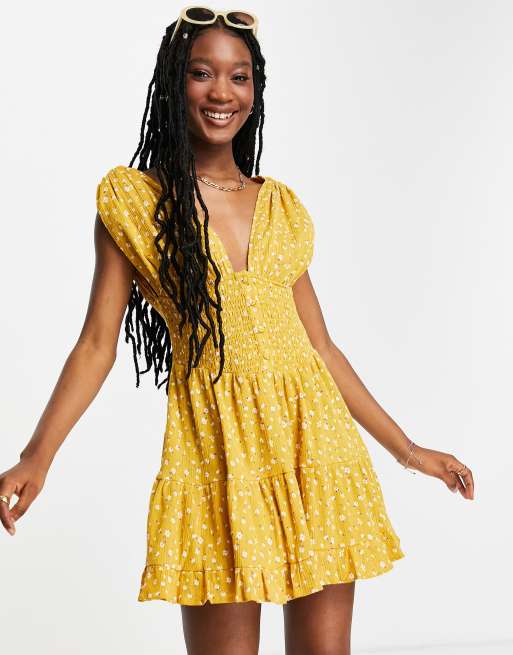 Vestido veraniego corto color mostaza escalonado con estampado floral, botones, cintura fruncida y acabado rugoso de ASOS DESIGN