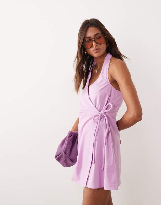 Vestido veraniego corto lila cruzado con cuello halter de algodón y lino de ASOS DESIGN, 2 de 4