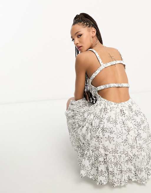 Vestido veraniego corto monocromático de corte skater con espalda al aire, diseño bordado y estampado de margaritas de ASOS DESIGN