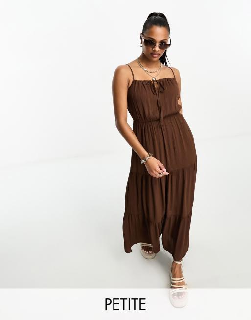 Vestido veraniego largo marrón chocolate de tirantes con cintura fruncida y acabado texturizado de Miss Selfridge Petite