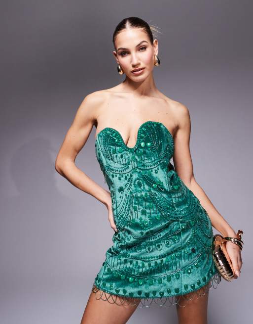 Vestido verde bosque con escote palabra de honor, diseño adornado