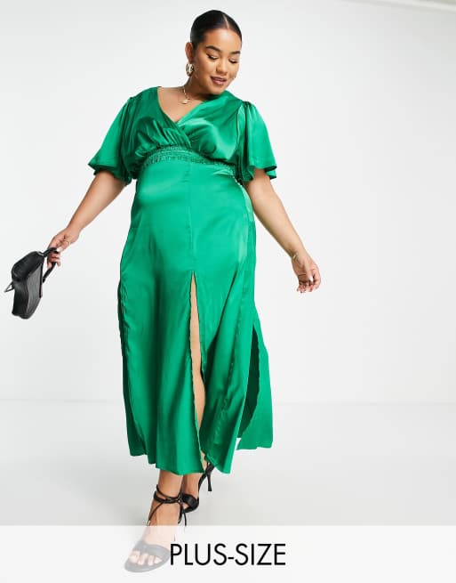 Vestido verde cruzado con cuello de pico de satén de AX Paris Plus