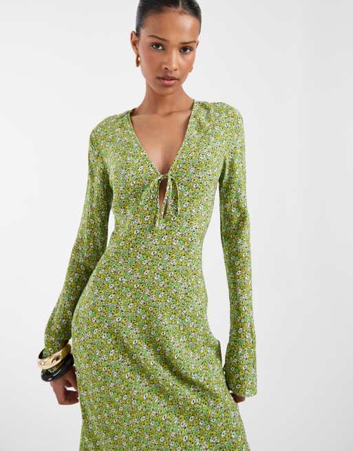 Vestido verde de corte al bies con cuello de pico, mangas acampanadas y estampado de florecitas de & Other Stories , 1 de 4