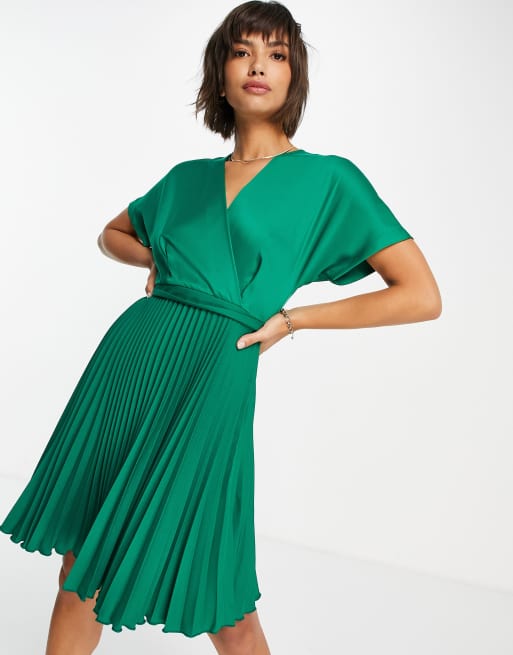 Vestido verde esmeralda cruzado y plisado de Closet London 