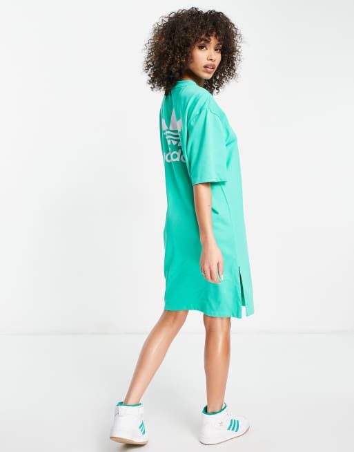 Vestido verde estilo camiseta con estampado en la espalda