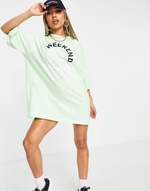Vestido verde lima extragrande estilo camiseta con logo de colores de ASOS Weekend Collective 
