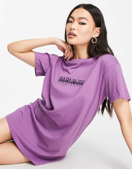 Vestido violeta estilo camiseta con detalle de recuadro de Napapijri 